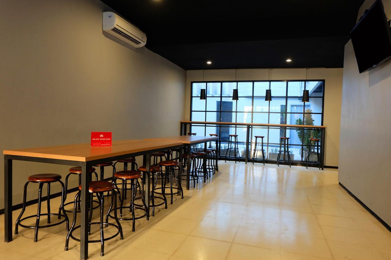 Zen Hostel Gubeng Station Surabaya Ngoại thất bức ảnh